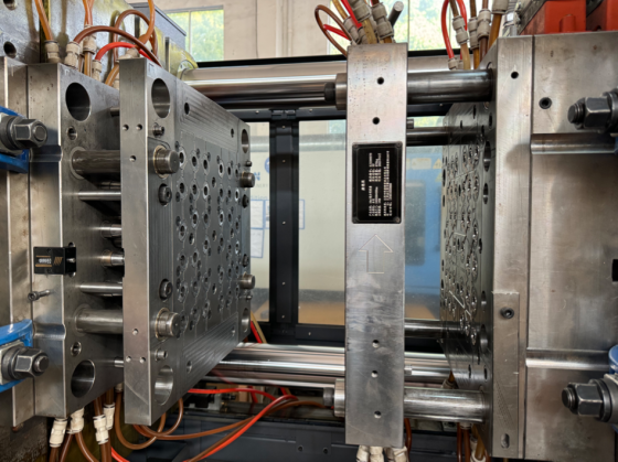 syringe mold moule de seringue fonctionnant dans une machine de moulage par injection