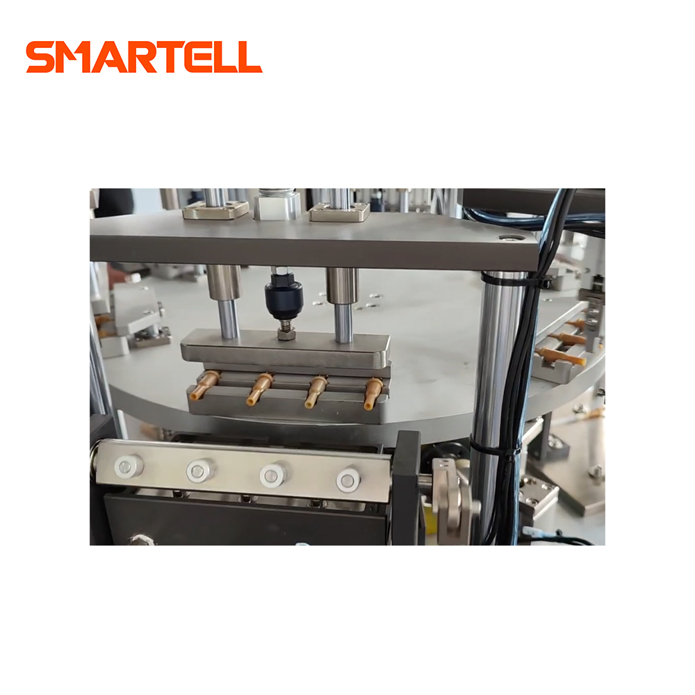 Machine d'assemblage de connecteurs en latex de précision et de contrôle de qualité