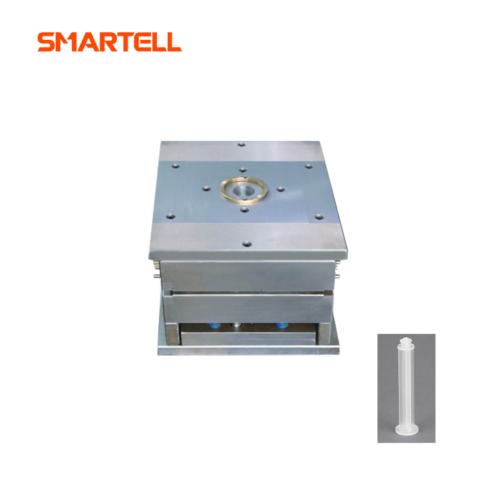 Moule à piston de seringue multi-cavités pour la fabrication automatisée