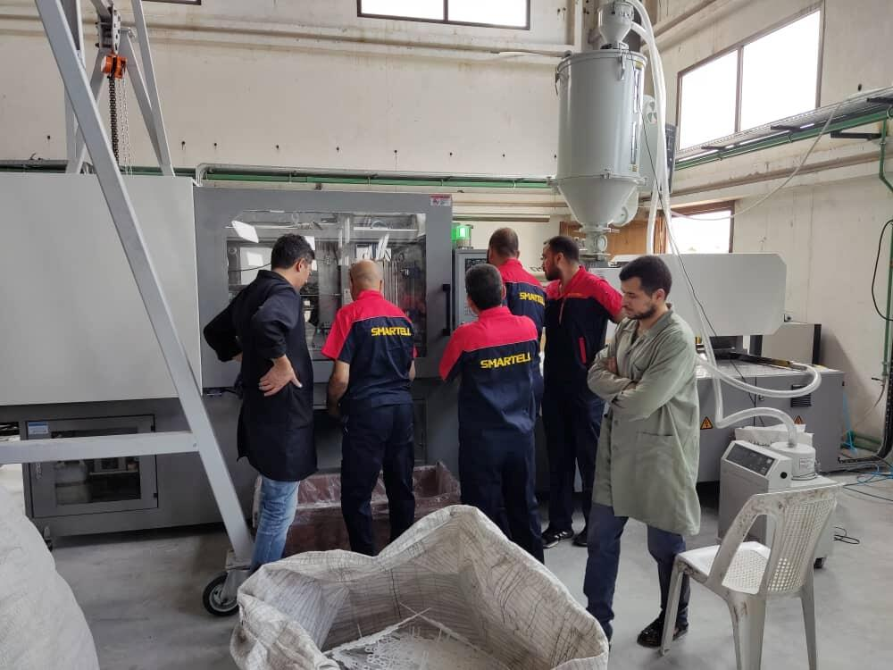 Ingénieurs égyptiens au Moyen-Orient pour l'installation de champ du projet de seringue