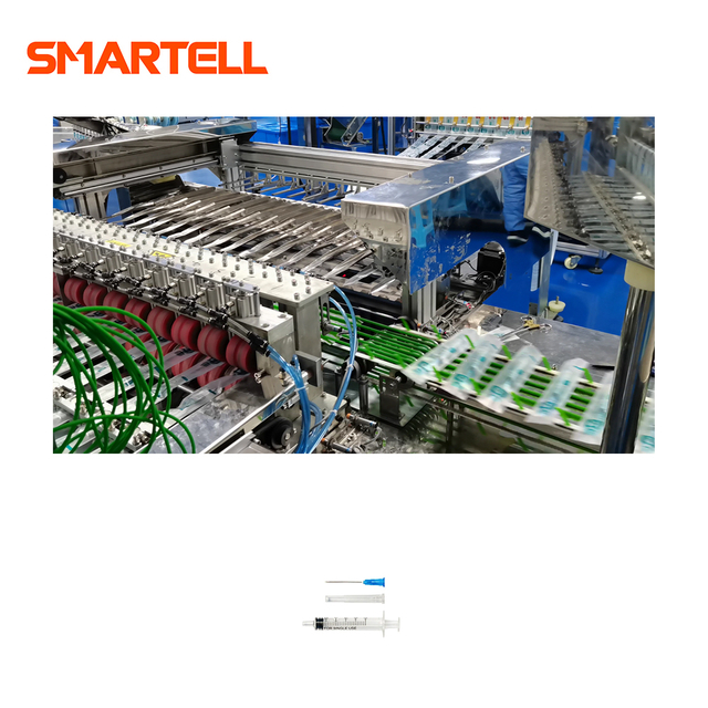 Emballer automatiquement la seringue avec une machine d'emballage de sachets en polyéthylène attachée à une aiguille
